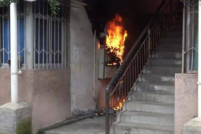 為什么配電箱里不能放雜物<strong></p>
<p>配電箱</strong>？:配電箱