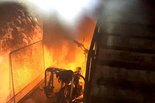 為什么配電箱里不能放雜物<strong></p>
<p>配電箱</strong>？:配電箱