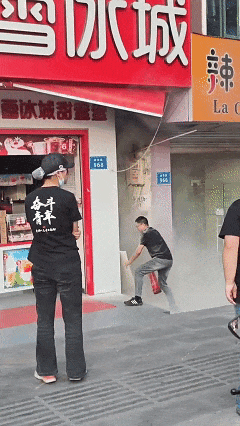 南部幸福路一小巷里的配電箱起火:配電箱