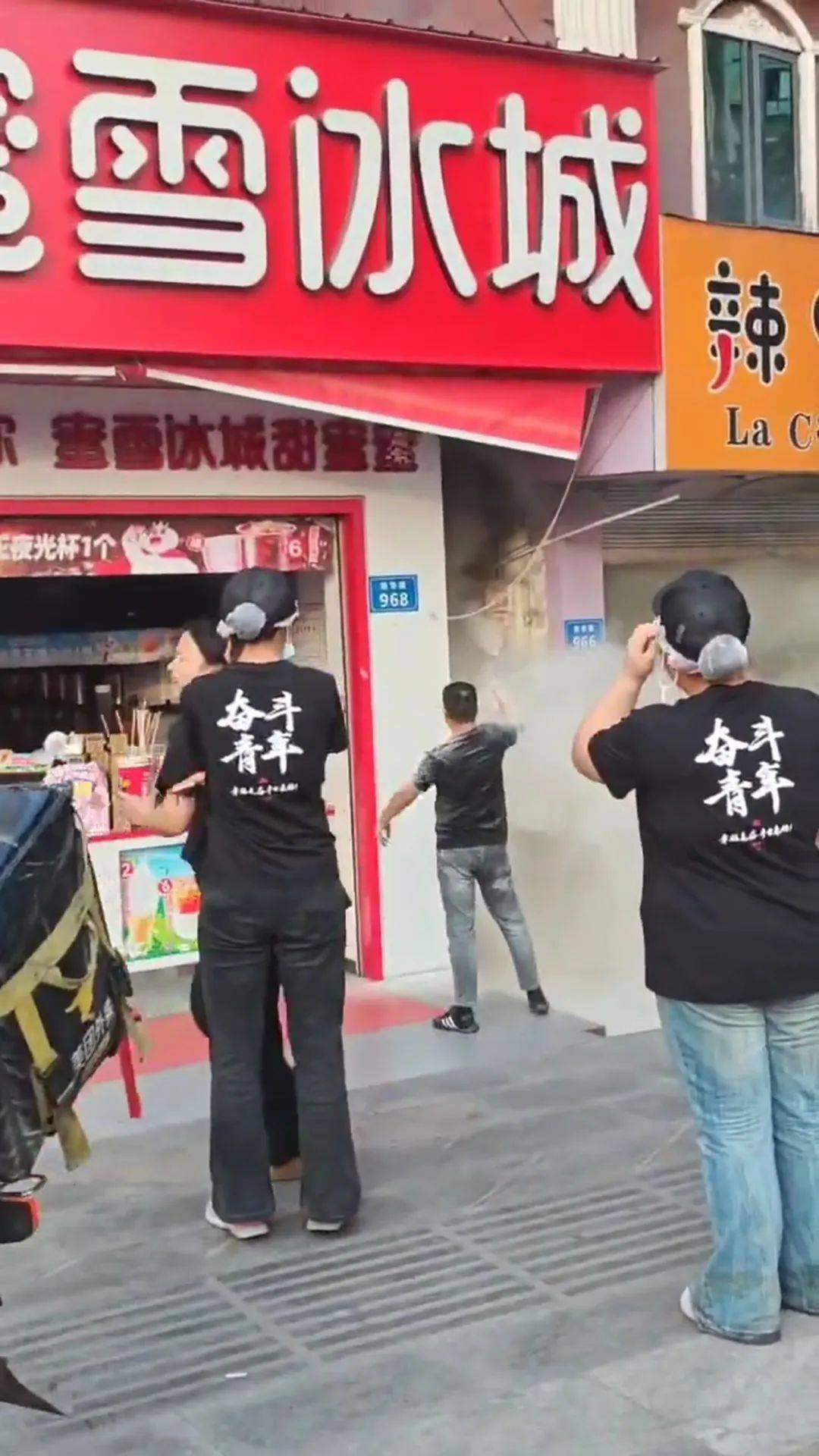 南部幸福路一小巷里的配電箱起火:配電箱