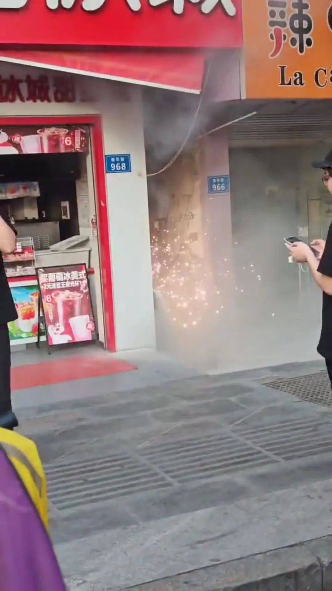 南部幸福路一小巷里的配電箱起火:配電箱