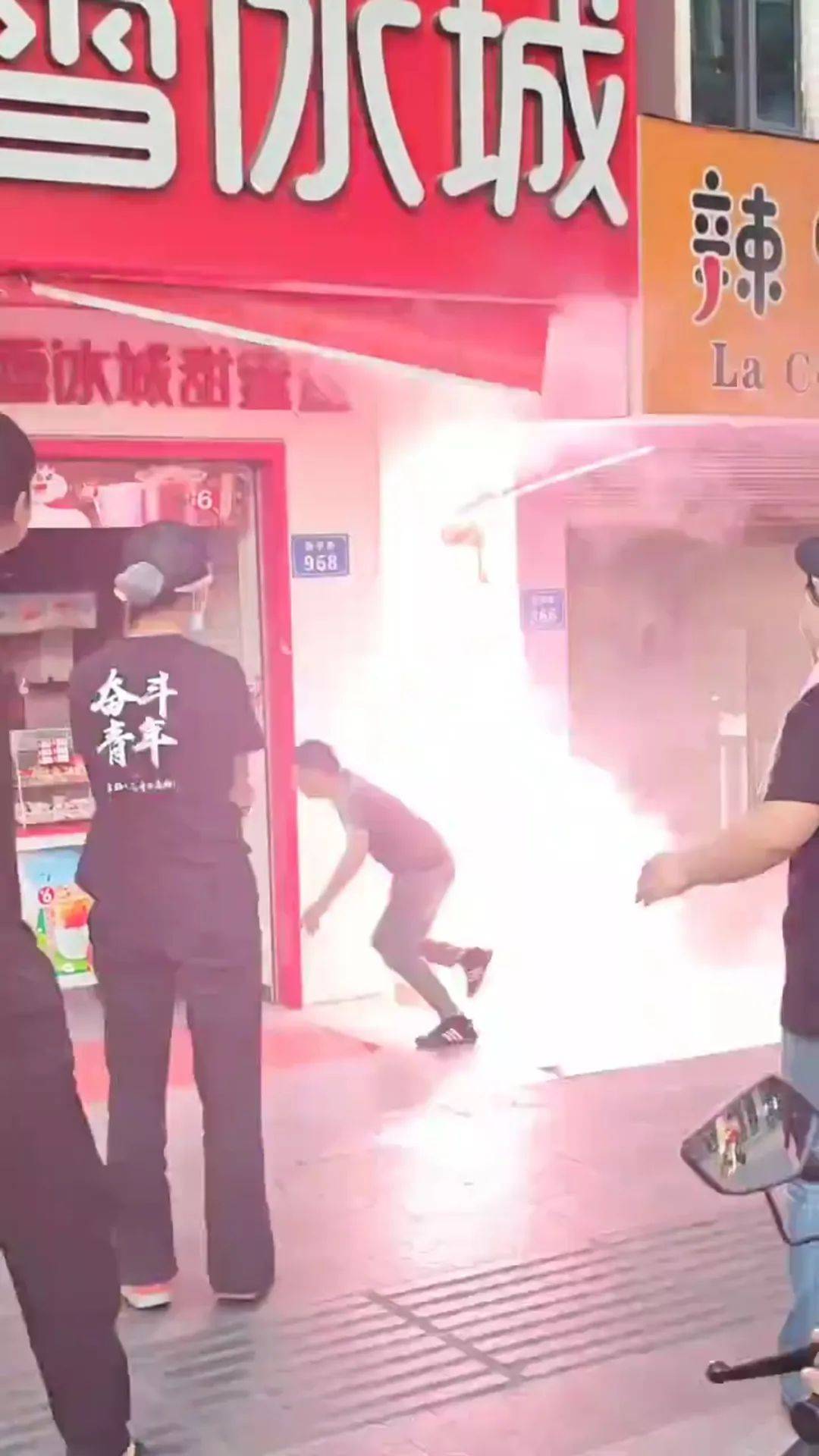 南部幸福路一小巷里的配電箱起火:配電箱