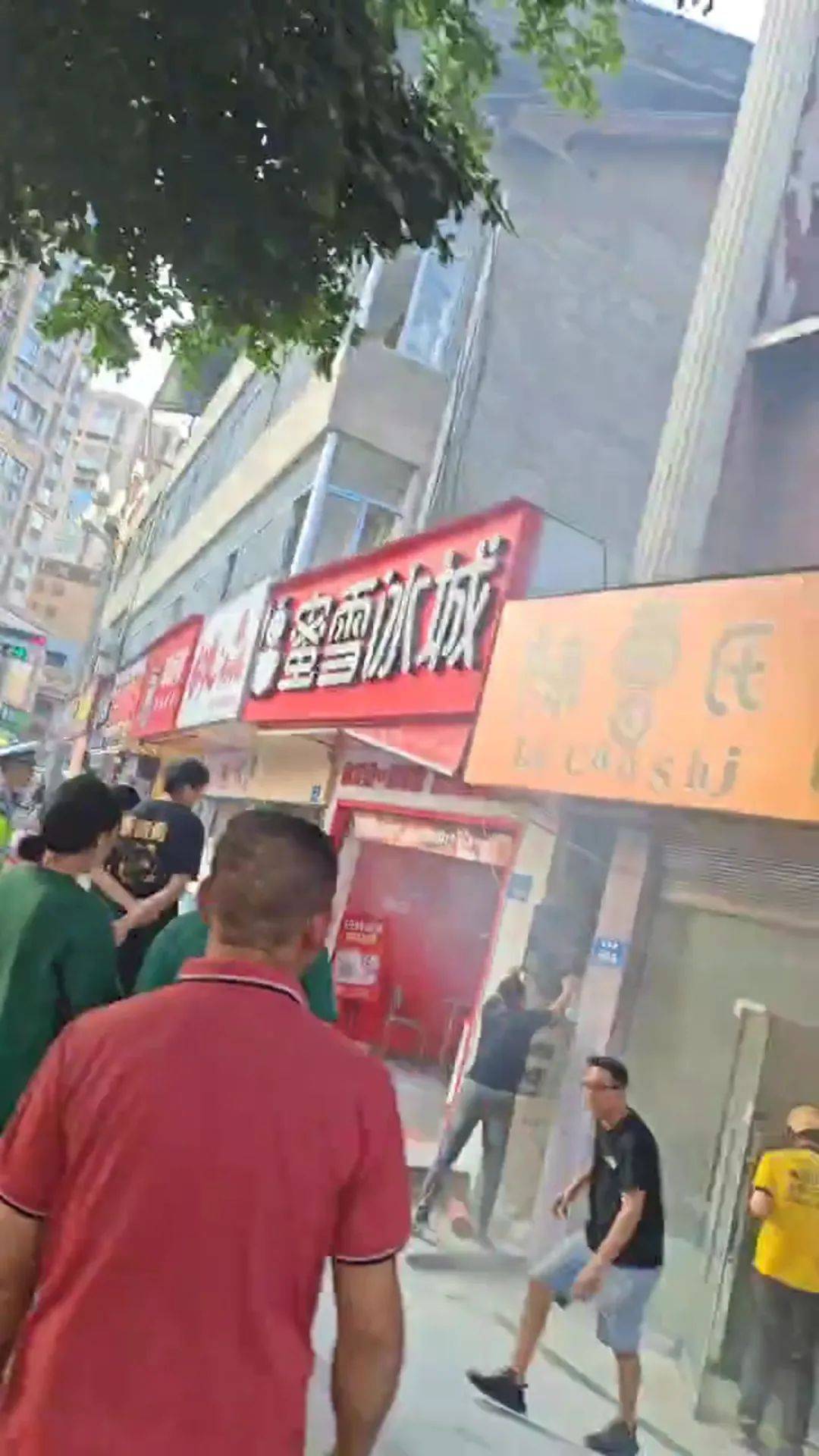 南部幸福路一小巷里的配電箱起火:配電箱