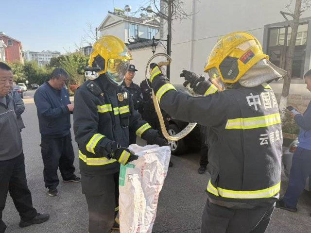 太調(diào)皮<strong></p>
<p>電表計(jì)量箱</strong>！一條菜花蛇鉆進(jìn)電表箱……:電表計(jì)量箱