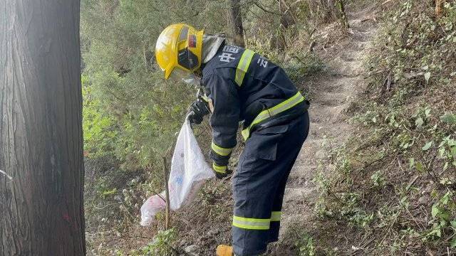 太調(diào)皮<strong></p>
<p>電表計(jì)量箱</strong>！一條菜花蛇鉆進(jìn)電表箱……:電表計(jì)量箱